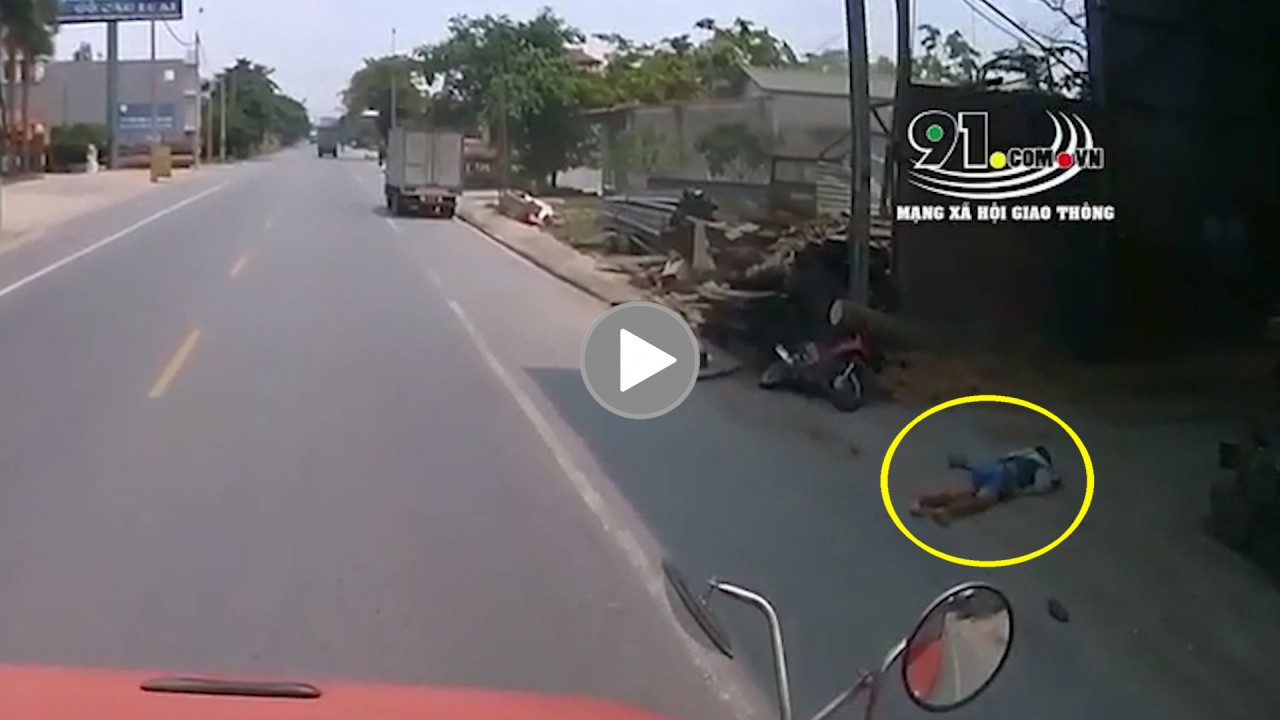 Nam thanh niên “không mũ” tông thẳng vào đuôi xe tải