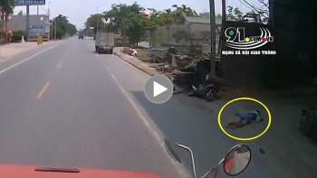 Nam thanh niên “không mũ” tông thẳng vào đuôi xe tải