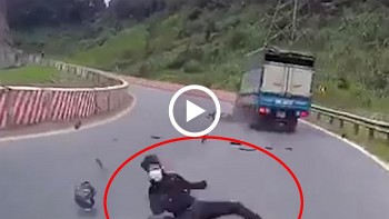 Xe máy chui gầm xe tải sau pha 