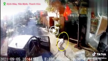 Hai thanh niên cầm gạch chặn đầu xe tải quyết 