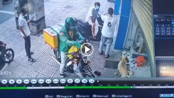 Shipper đánh rơi ví và cái kết khiến dư luận bức xúc