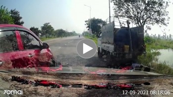 Không cho vượt, 2 ô tô "kèn cựa nhau" giữa đường