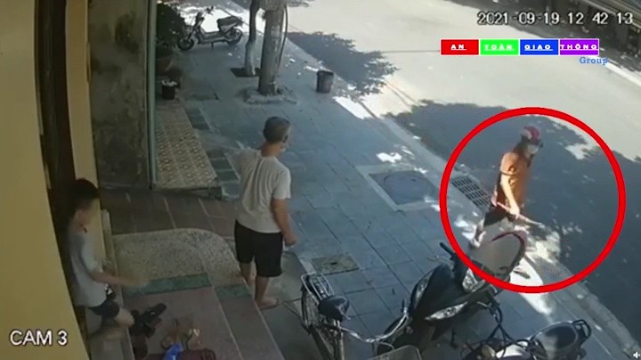 Nghi can đâm chết người ‘lững thững’ rời khỏi hiện trường