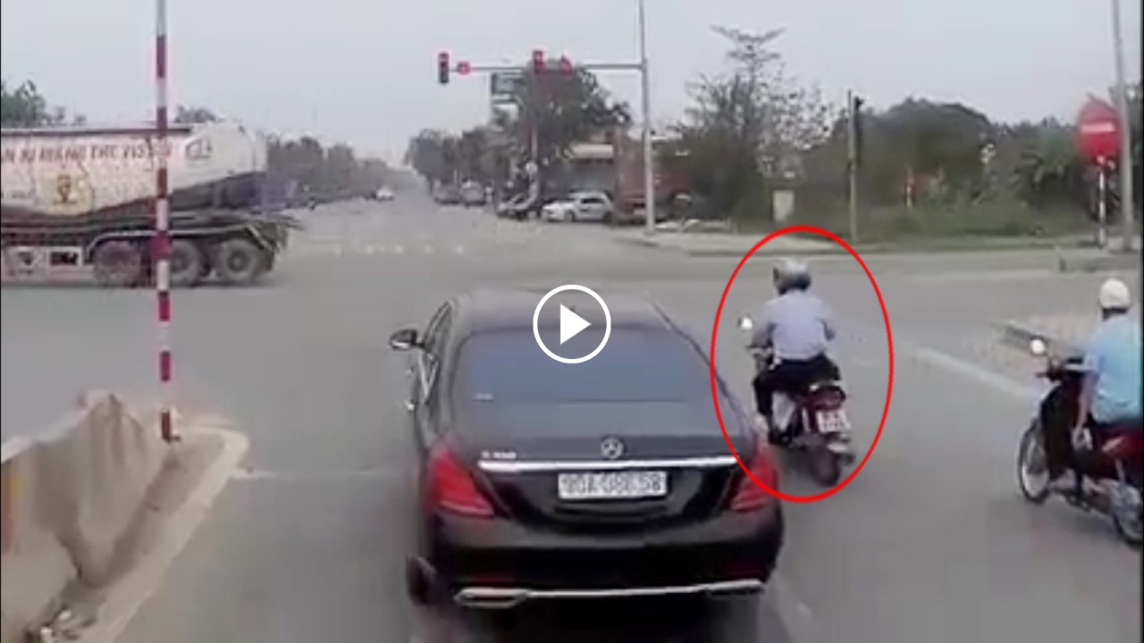 Khoảnh khắc xe máy đi sai làn tạt đầu ô tô và cái kết