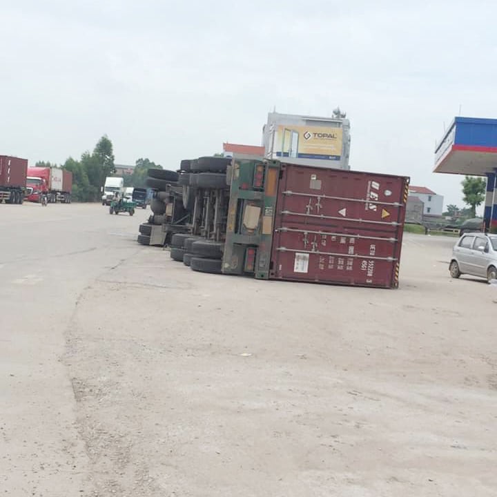 Tài xế ôm cua quá nhanh khiến chiếc xe container lật nghiêng