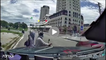 Tài xế ô tô 2 nữ sinh đi xe máy ngược chiều phải quay đầu