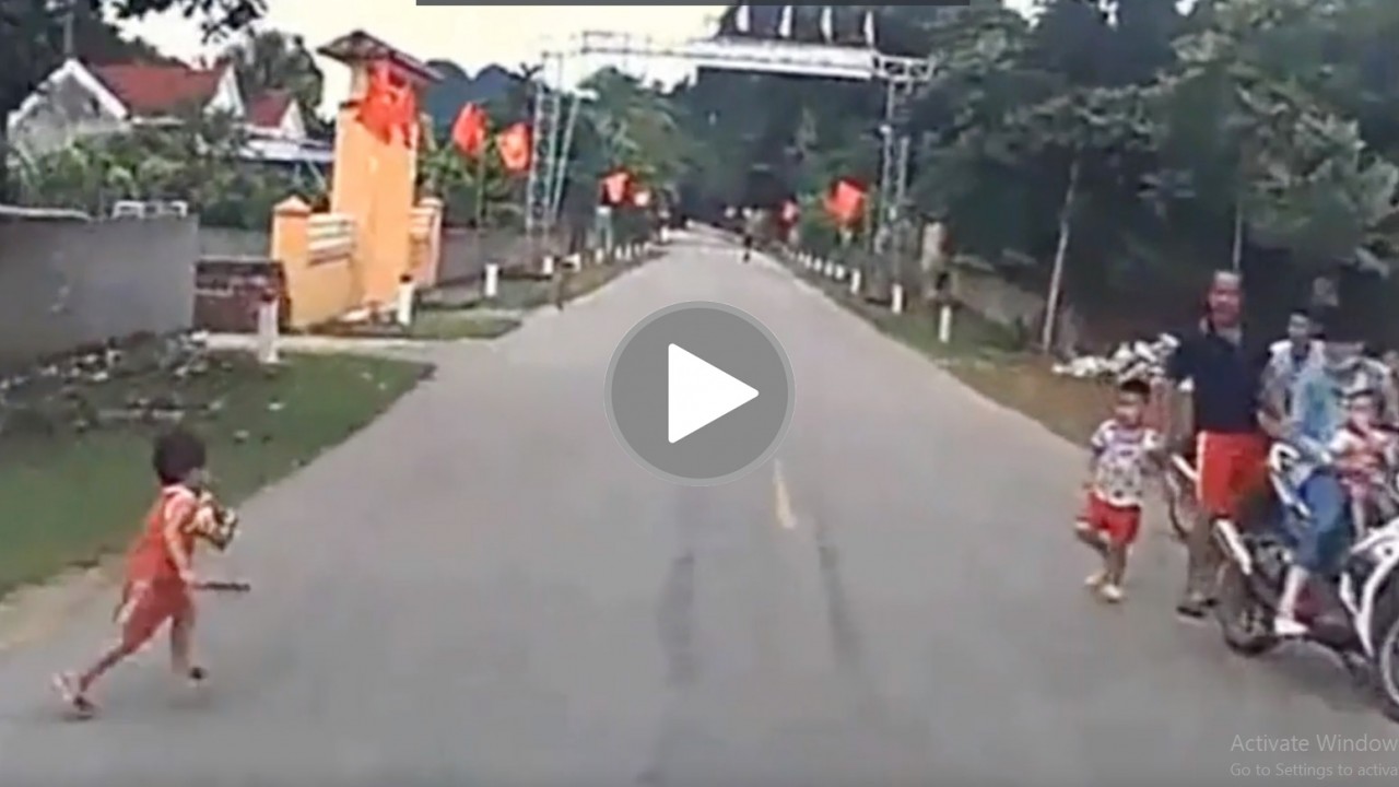 Em bé chạy băng qua mũi ô tô khiến mọi người 