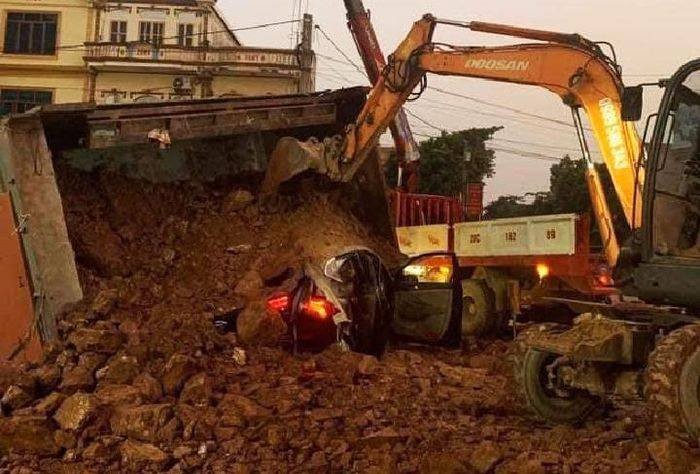 Xe tải ben lật đè trúng xế hộp, một tài xế thương vong