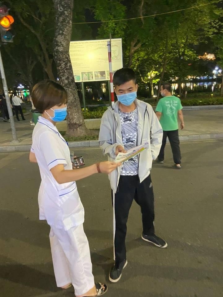 Phố đi bộ Hà Nội: Nhiều người dân bị phạt lỗi 'không đeo khẩu trang nơi công cộng'