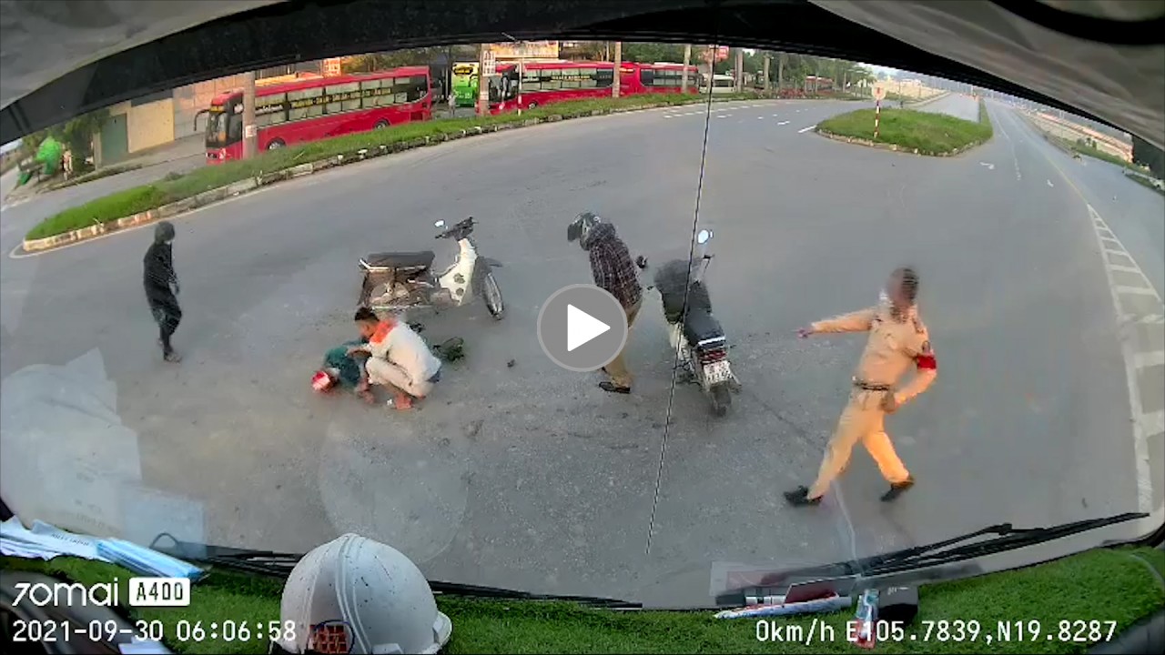 Hai xe máy đâm nhau kinh hoàng, 1 người nằm im bất động dưới đường