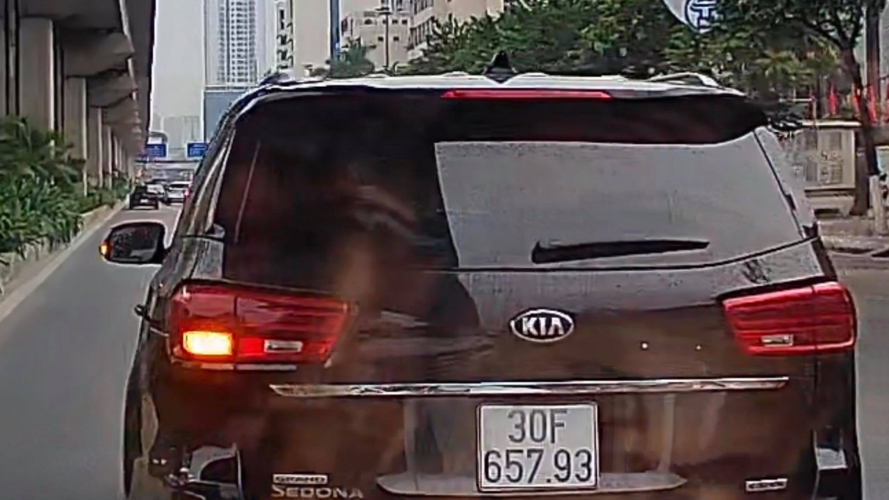 Ô tô tông ngã 2 người đi xe máy rồi 