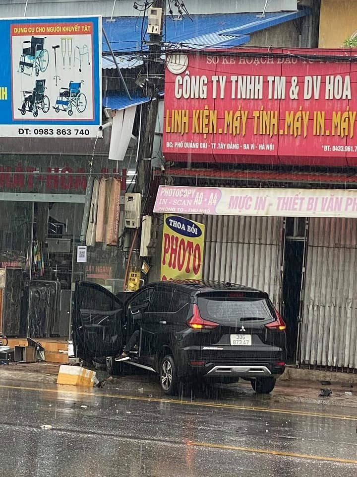 Toàn cảnh vụ ô tô chạy tốc độ cao tông trúng xe đạp điện, 4 người bị thương