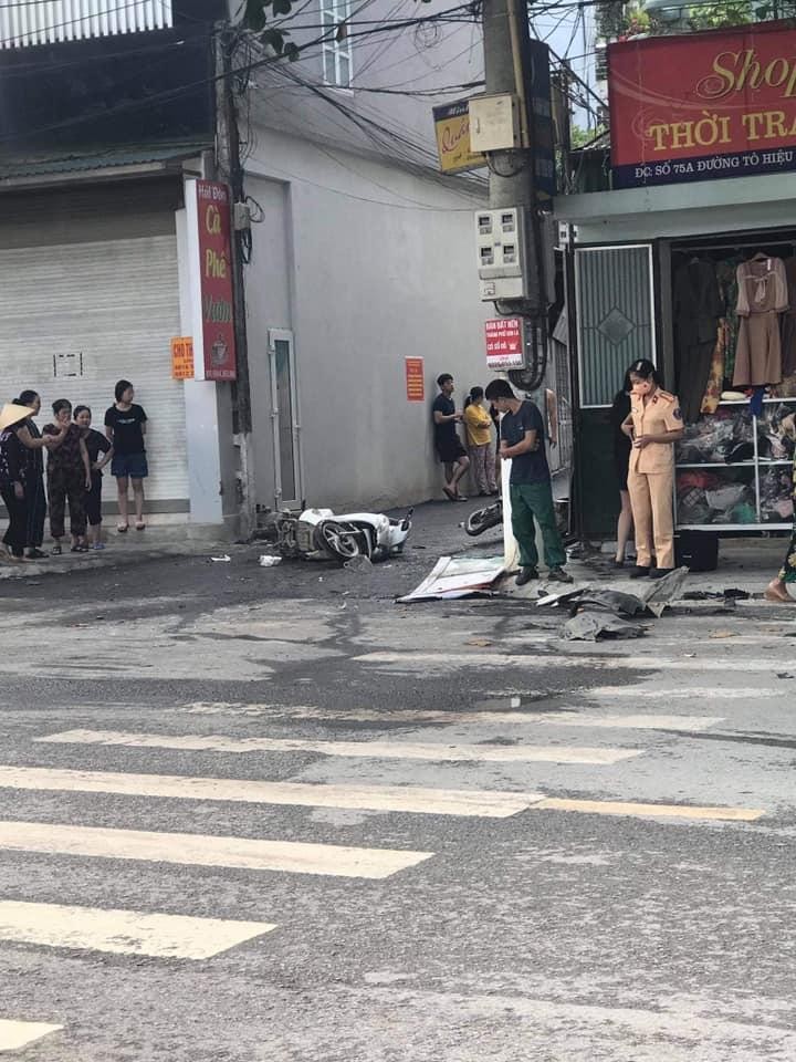 Khoảnh khắc ô tô vào cua mất lái tông người đi xem máy nguy kịch