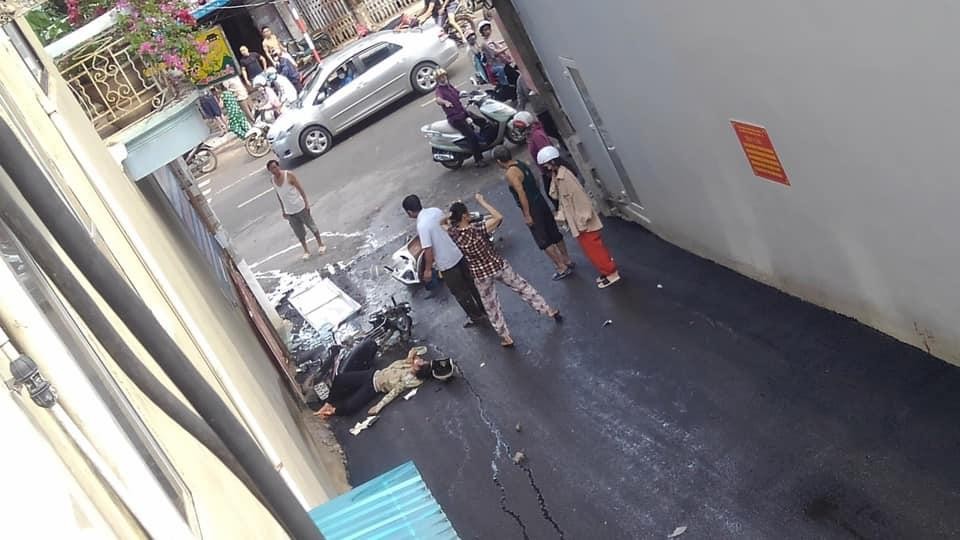 Khoảnh khắc ô tô vào cua mất lái tông người đi xem máy nguy kịch