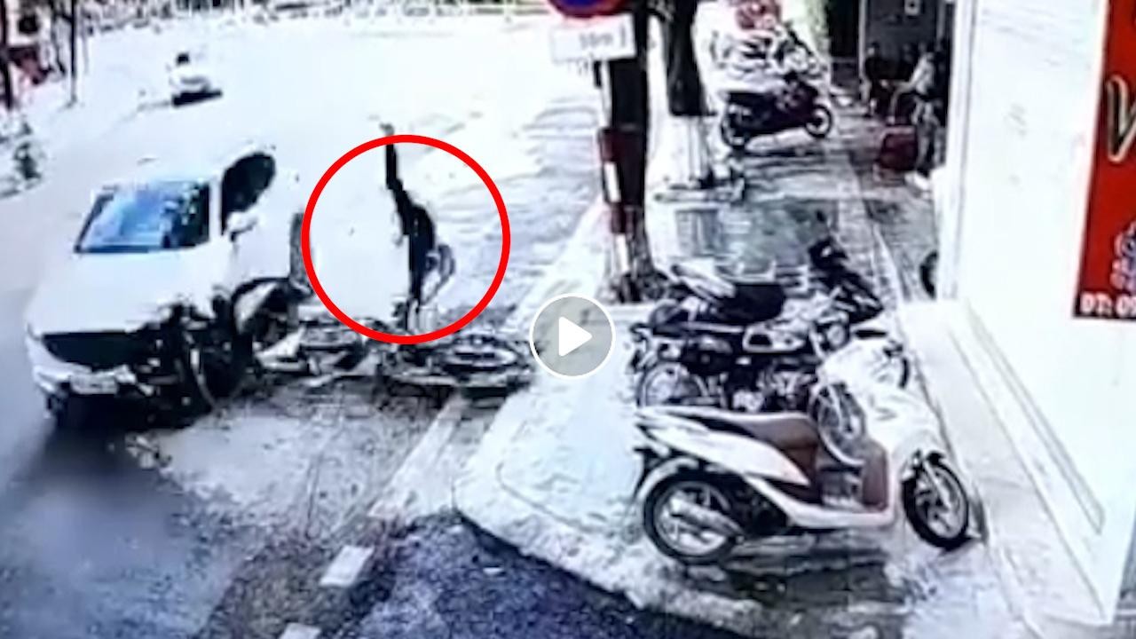 Khoảnh khắc ô tô vào cua mất lái tông người đi xem máy nguy kịch