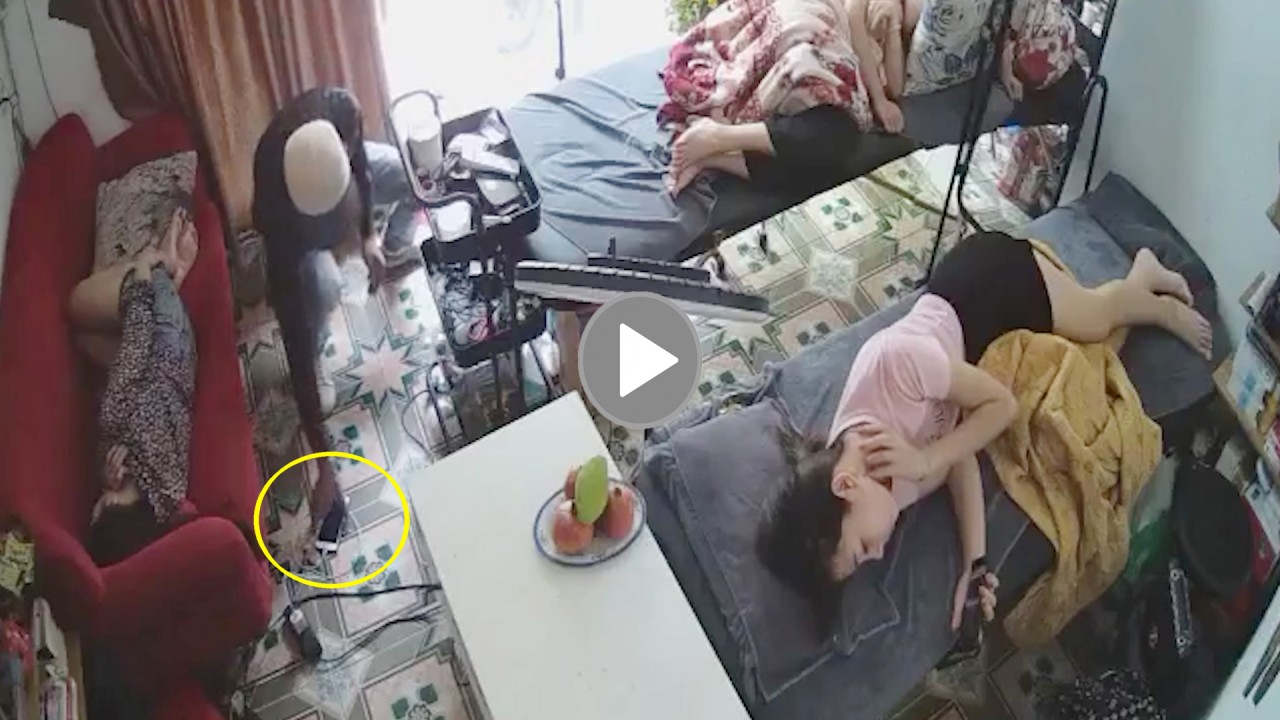 Nam thanh niên rình mò ăn trộm đồ khi 3 nữ nhân viên đang 