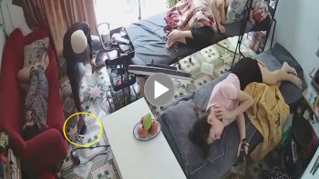 Nam thanh niên rình mò ăn trộm đồ khi 3 nữ nhân viên đang 