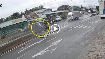Ô tô đâm đổ dải phân cách, lật nghiêng chỉ vì lý do 'khó tin'