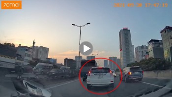 Phẫn nộ cảnh tài xế ô tô lái xe 