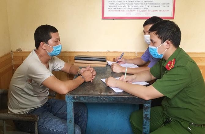 Người đàn ông chạy vào nhà dân dùng dao chém CSGT để vượt chốt kiểm dịch