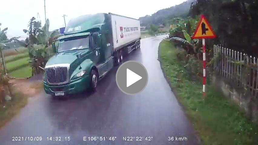 Xe đầu kéo đánh lái lật nghiêng vì tránh container