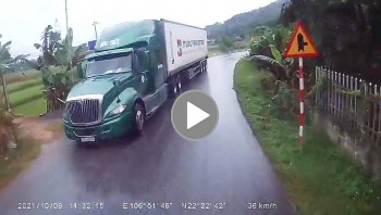 Xe đầu kéo đánh lái lật nghiêng vì tránh container