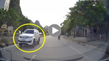 Ô tô thản nhiên phóng ngược chiều trên đường Quốc lộ