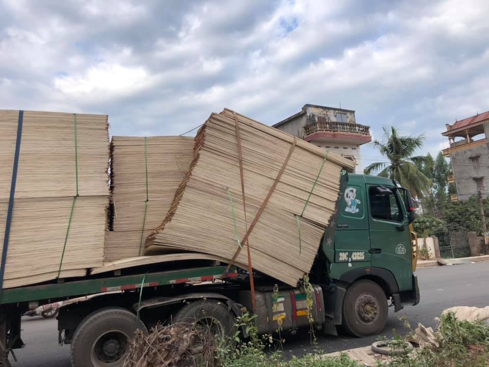 Ô tô tải vượt tại ngã ba khiến gỗ ép trên xe đầu kéo dồn vỡ kính cabin