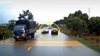 Tài xế vượt phải ẩu khiến xe ô tô khác 