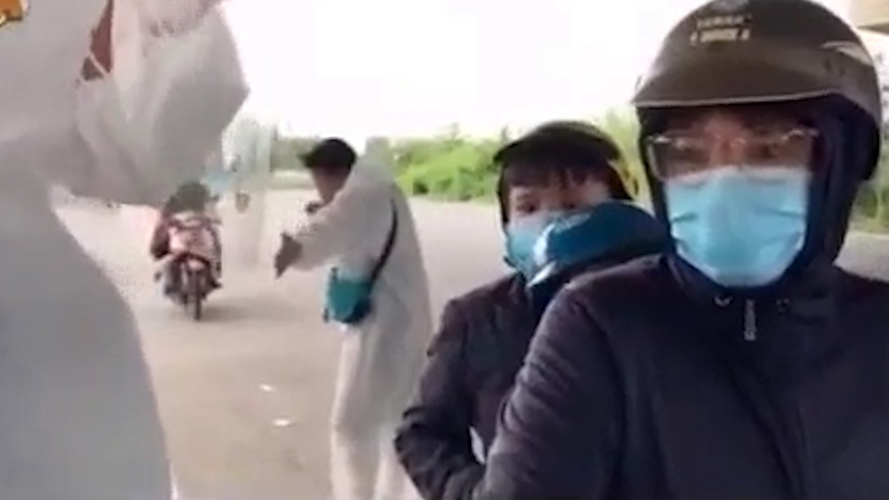 Người phụ nữ chở con về quê 3 lần/ngày để "trục lợi" tiền trợ giúp