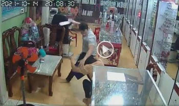 Cầm dao xông vào tiệm kính mắt hành hung phụ nữ