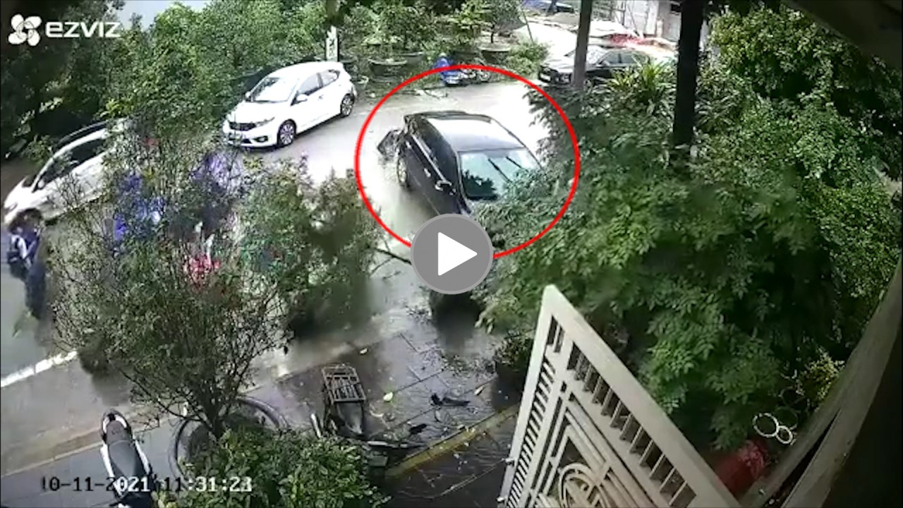 Nữ tài xế lái ô tô 