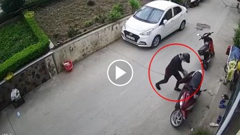 Thanh niên rình mò trộm IC xe Lead trong 