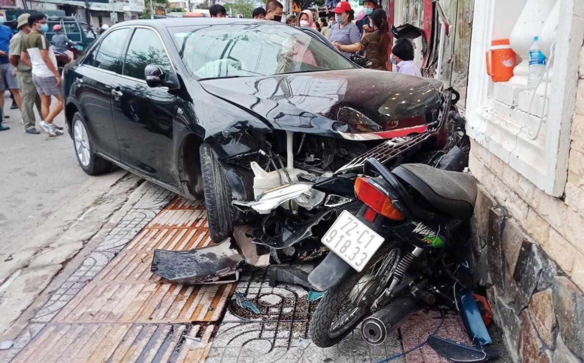 Kinh hoàng xe con đi ngược chiều húc văng hàng loạt xe máy
