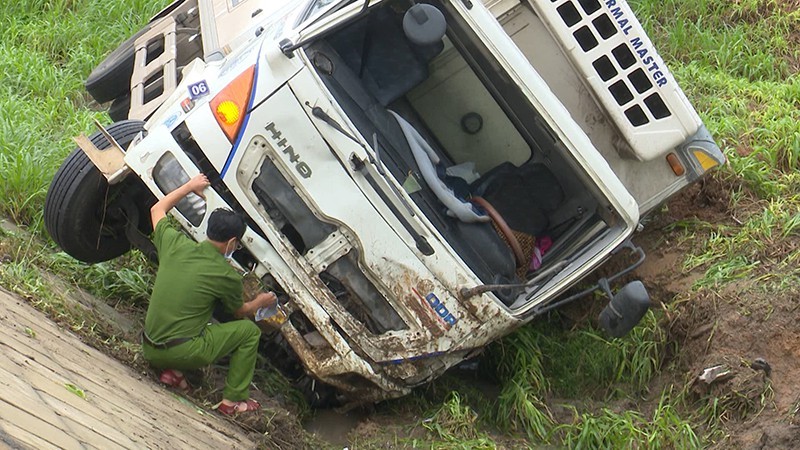 Ô tô đông lạnh mất lái lao vào lề, tông trúng người đang dắt bộ xe máy