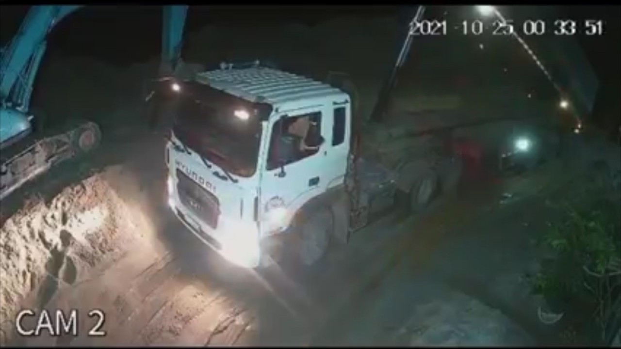 Lơ xe thoát nạn khi thùng xe ben lật trong lúc nâng
