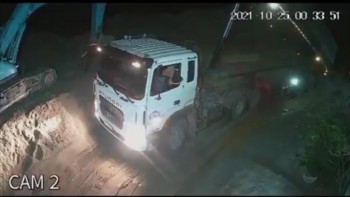 Lơ xe thoát nạn khi thùng xe ben lật trong lúc nâng