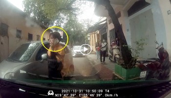 hai o to qua duong hep tai hien canh de trang gap de den