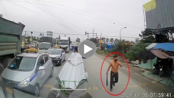 coi tran duoi theo dap vo kinh xe mercedes