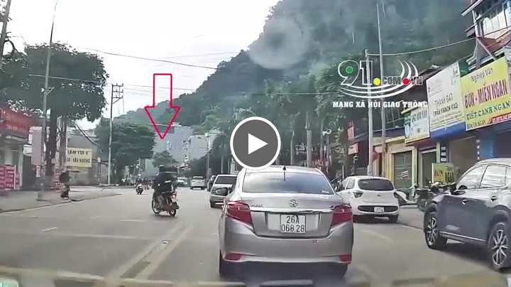 Nam sinh đi xe biển AA lấn vạch liền, tông trúng xe máy