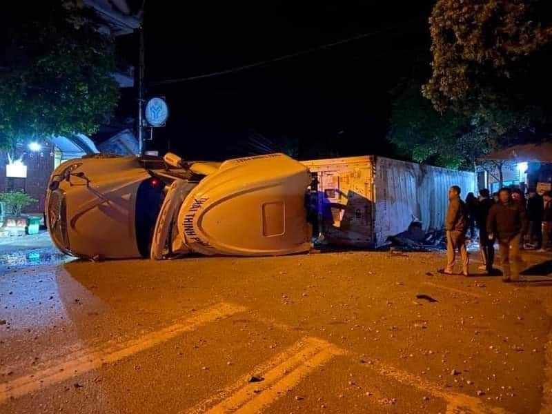 Xe container đổ dốc mất lái, lật nghiêng trên đường