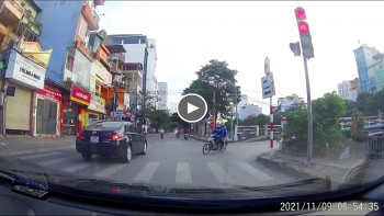 Nhiều phương tiện thản nhiên vượt đèn đỏ