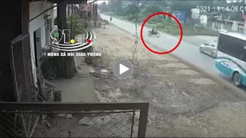 "Thót tim" cảnh xe máy sang đường bị taxi đâm trúng