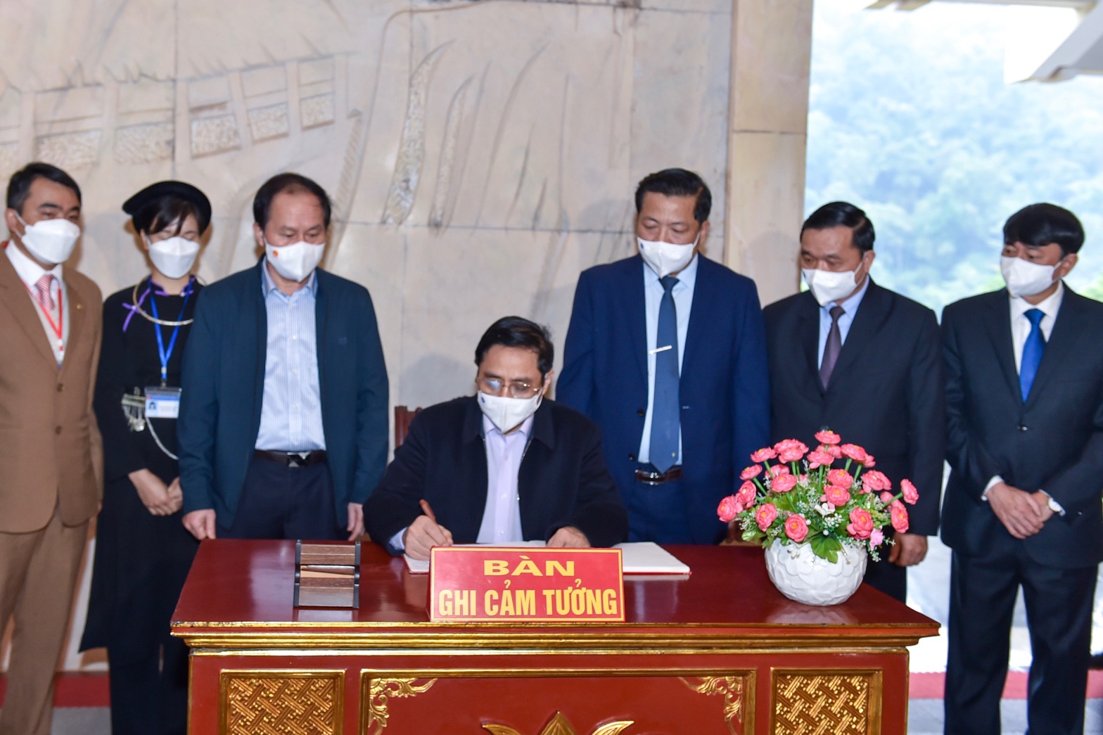 Chùm ảnh: Thủ tướng Phạm Minh Chính dâng hương tưởng nhớ Bác Hồ, dự Ngày hội Đại đoàn kết với đồng bào Pác Bó