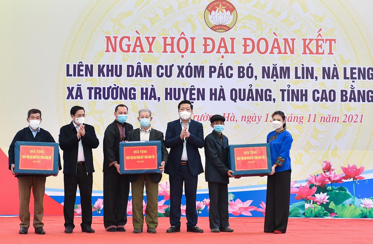 Chùm ảnh: Thủ tướng Phạm Minh Chính dâng hương tưởng nhớ Bác Hồ, dự Ngày hội Đại đoàn kết với đồng bào Pác Bó