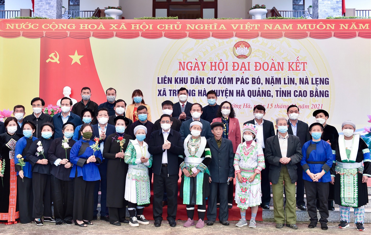 Chùm ảnh: Thủ tướng Phạm Minh Chính dâng hương tưởng nhớ Bác Hồ, dự Ngày hội Đại đoàn kết với đồng bào Pác Bó