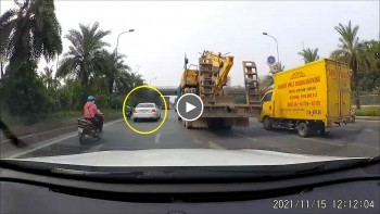 xe sang mercedes suyt gap nan vi hai container chay nhu dua