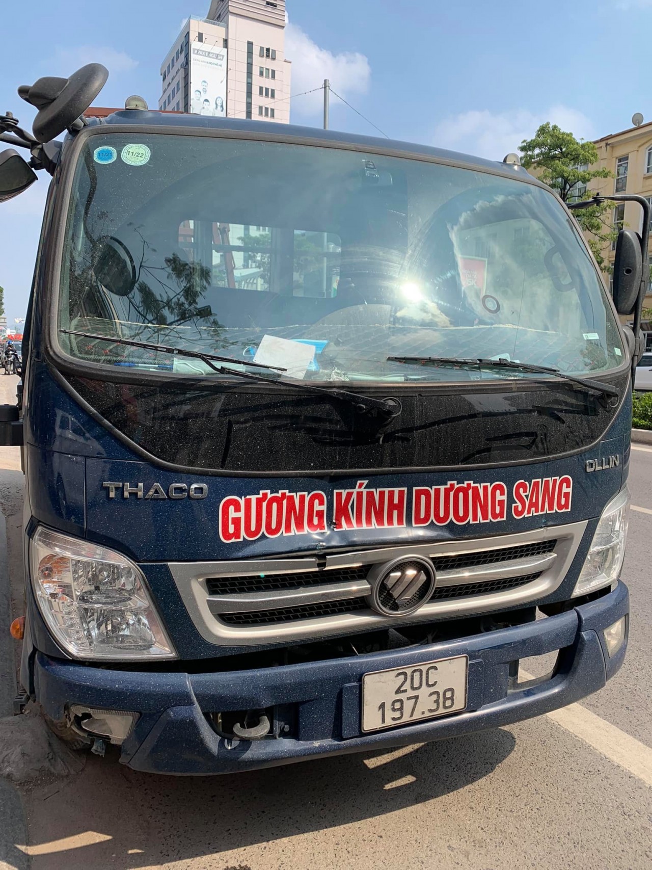 Tài xế dừng giữa đường khiến 3 xe ô tô 