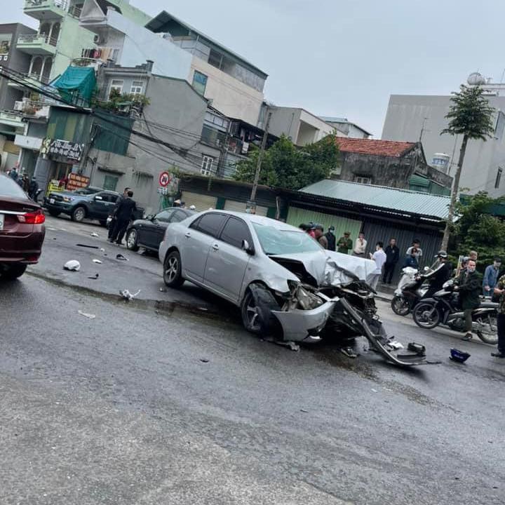 Hiện trường kinh hoàng vụ ô tô 