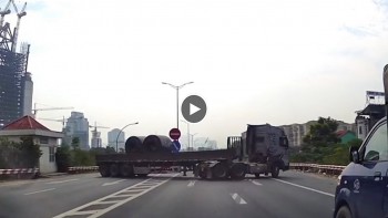 Tài xế xe đầu kéo thản nhiên quay đầu trên cầu Thăng Long